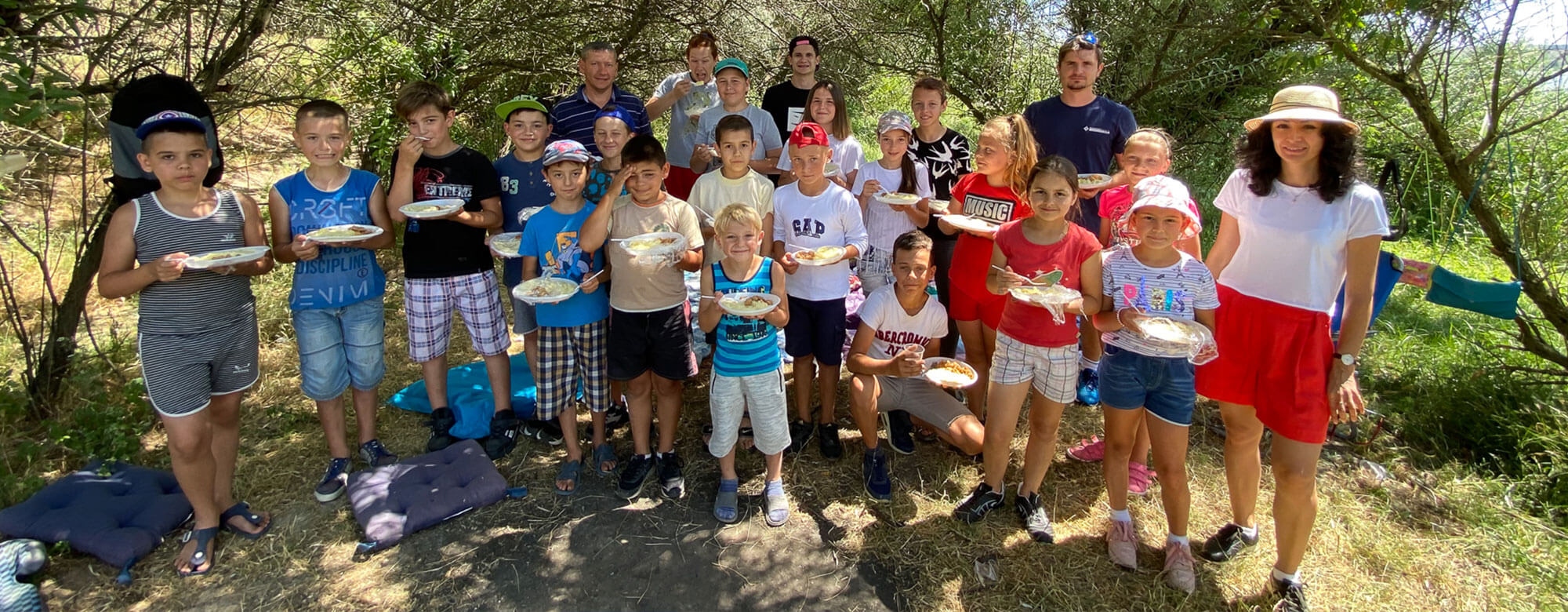 Gruppenbild von Kindern und ihren erwachsenen Betreuern