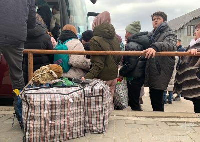Help-for-Ukrainian-refugees-in-Moldova_getting-on-the-bus_wortundtat_emergency-help_Gloria_Republic-of-Moldova