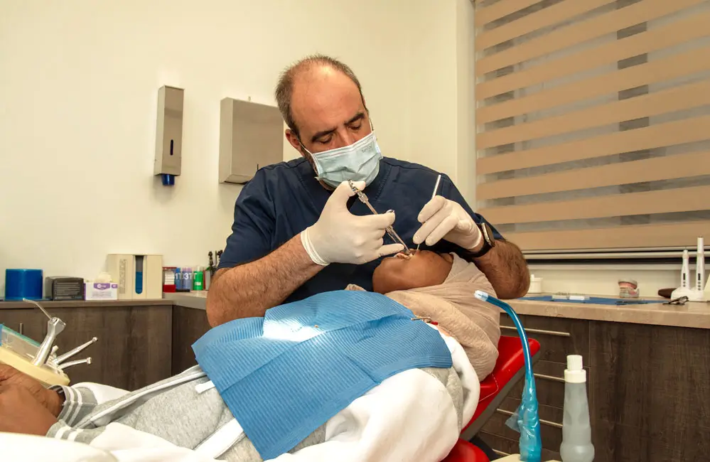 Zahnarzt Niko Kotrozinis arbeitet im Good Samaritan Centre in Athen mit Menschen ohne Zugang zur regulären Zahnmedizin