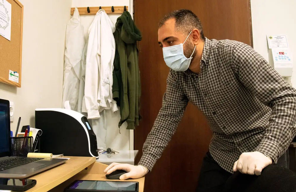 Alt-Text:<br />
Zahnarzthelfer und Übersetzer Saeid Jafari unterstützt Behandlung im Good Samaritan Centre, Athen<br />
